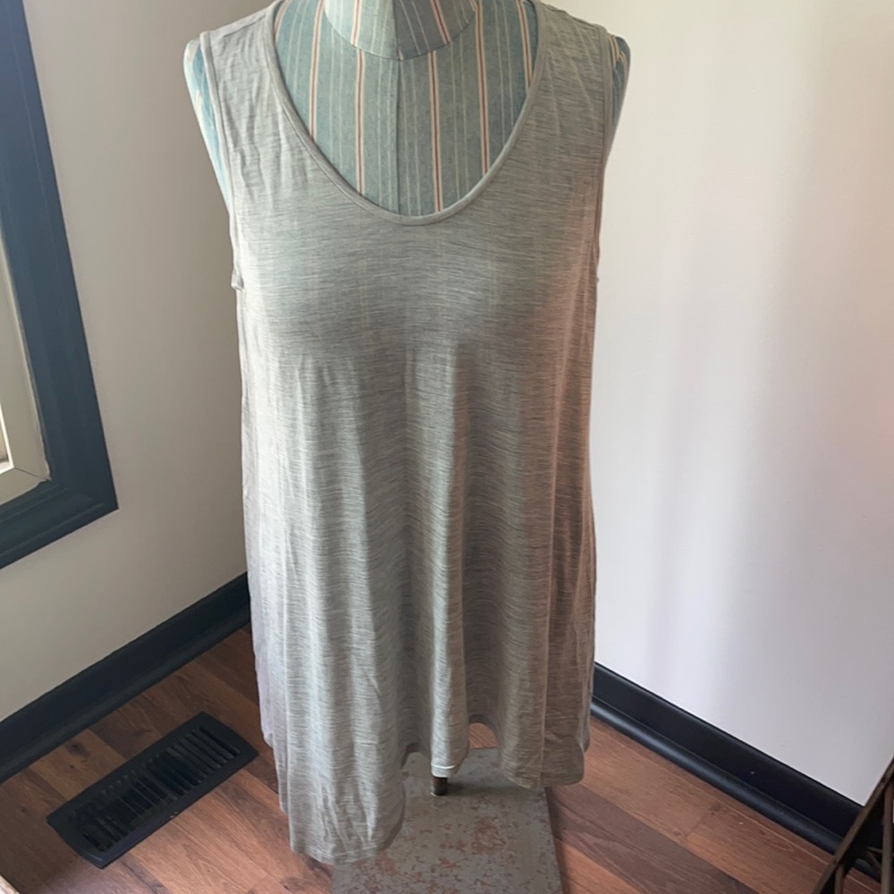 🆕 Eileen Fisher A Symmetrical Silk Tank Size Medium - Picture 1 of 6